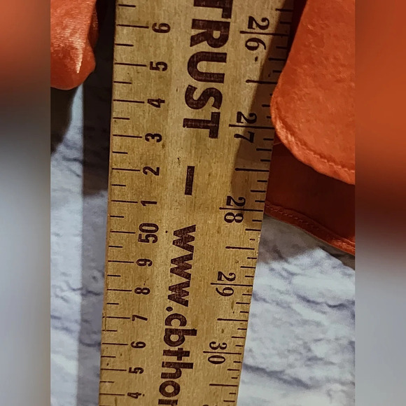 Sophisticated Tahari blouse with silky, flowy material and ruffle neckline - Picture 8 of 10